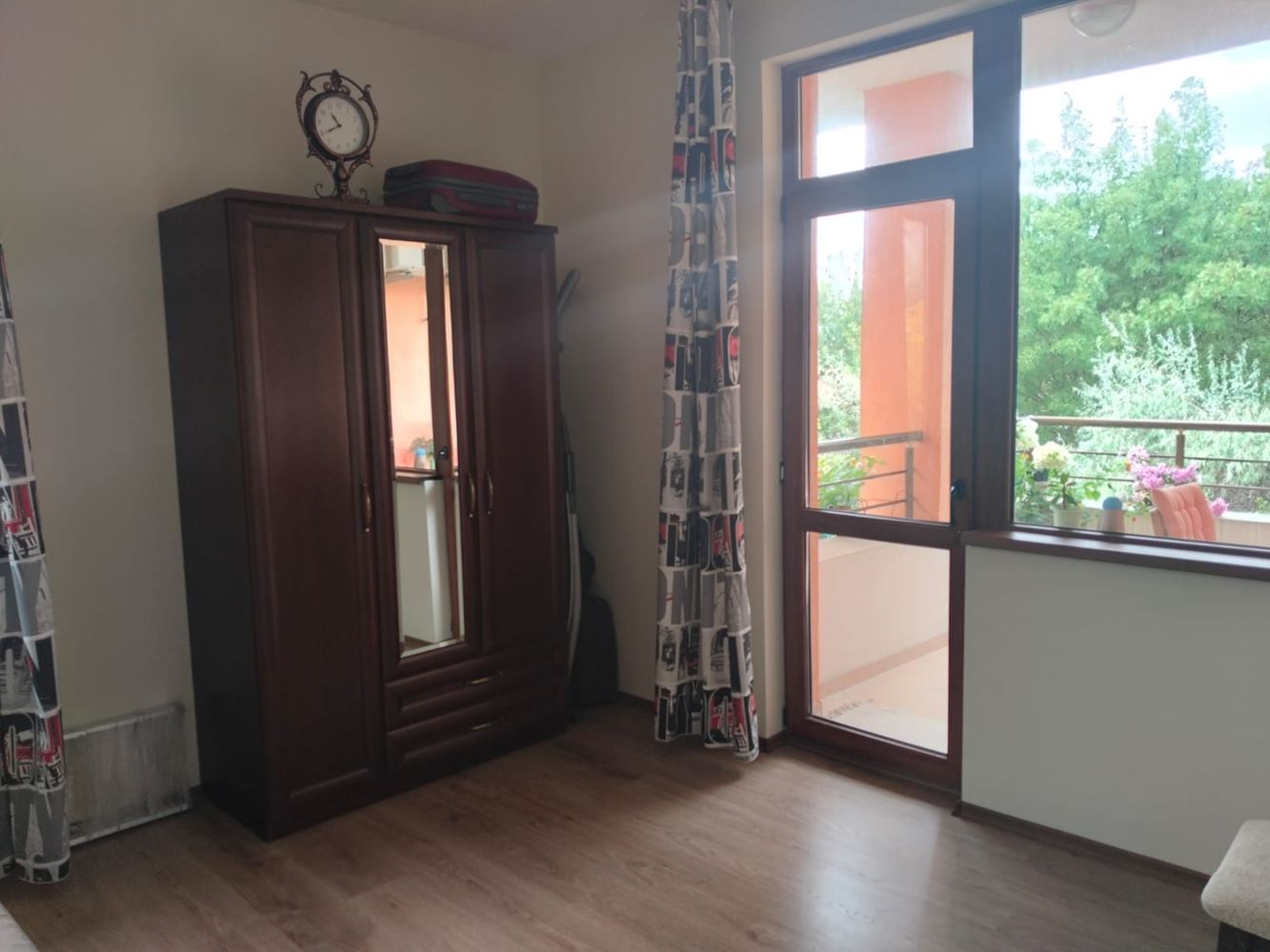 Просторна триетажна еднофамилна къща в центъра на Равда – комфорт, престиж и пълна самостоятелност