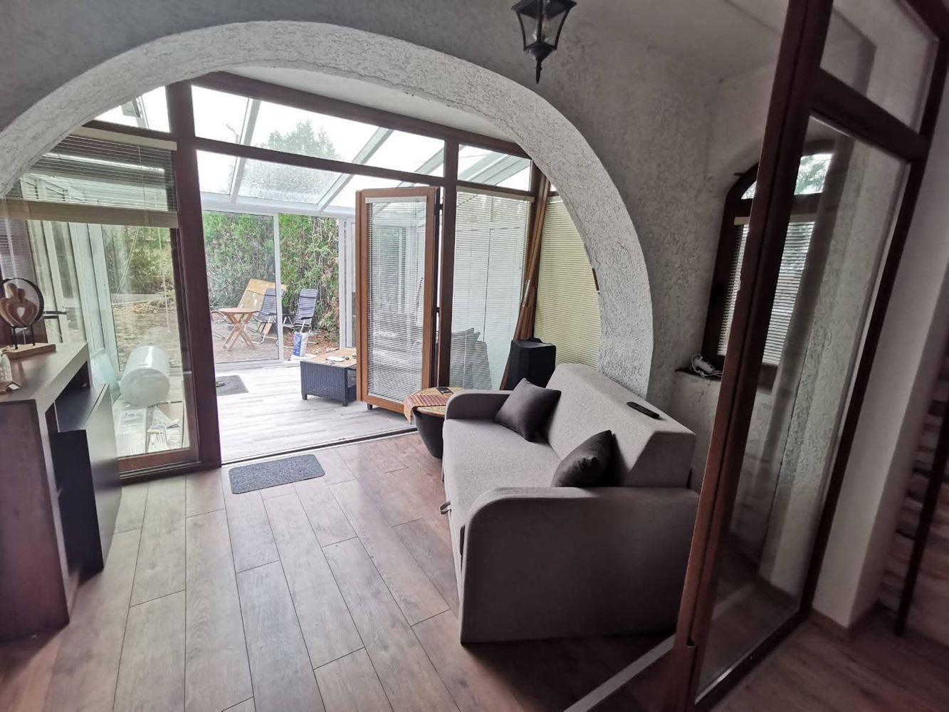 Двуетажна самостоятелна къща в с. Горица – напълно обновен дом с двор и прекрасна веранда