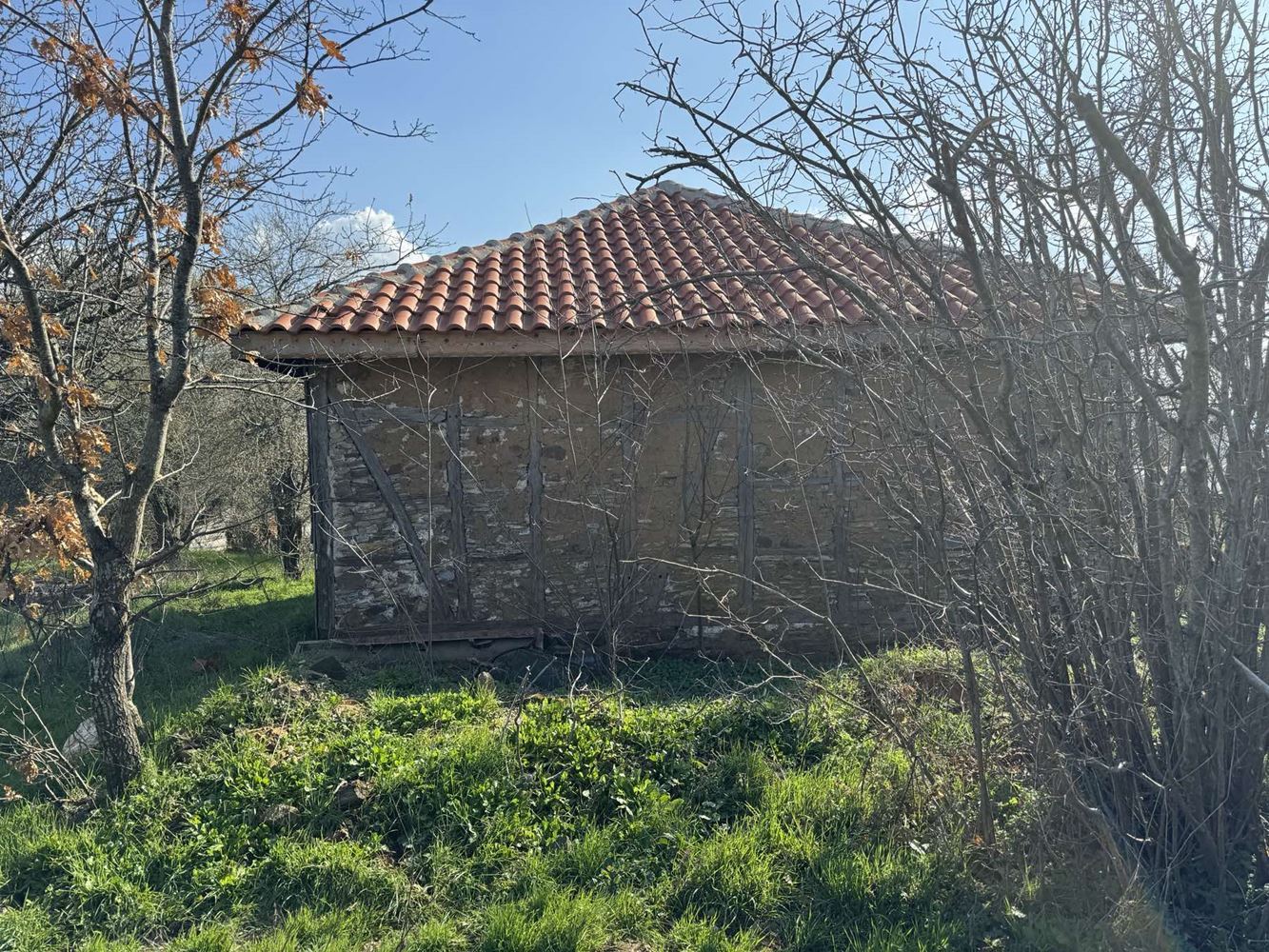 Очарователна едноетажна къща в подножието на Странджа планина, село Визица