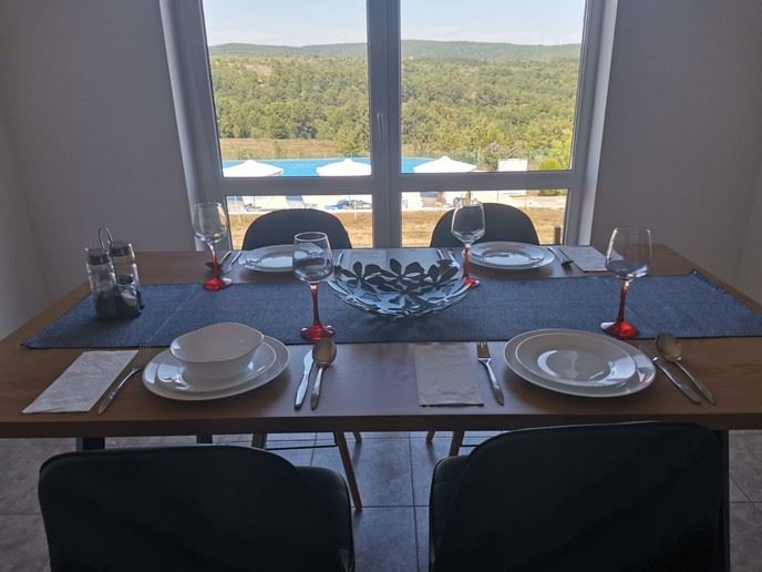 Просторна едноетажна къща с панорамни гледки в екокомплекс на Стара планина