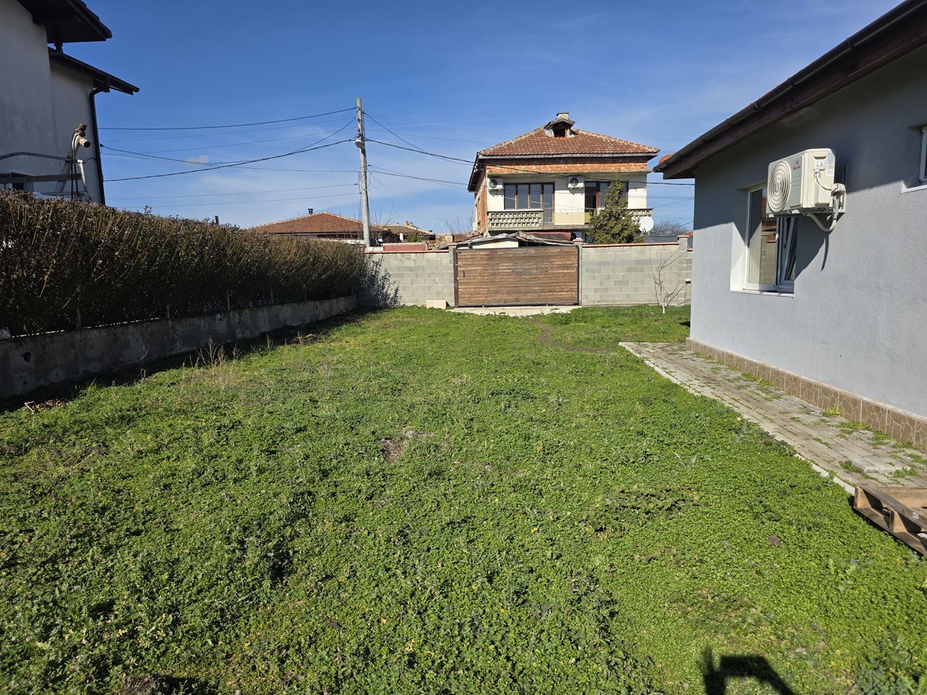 Прекрасна самостоятелна къща с двор в село Тънково – уют и спокойствие близо до Слънчев Бряг