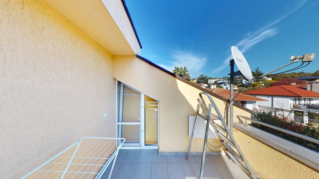 Панорамна четириетажна къща с 8 спални и морска гледка в к.к. Слънчев бряг – без такса поддръжка