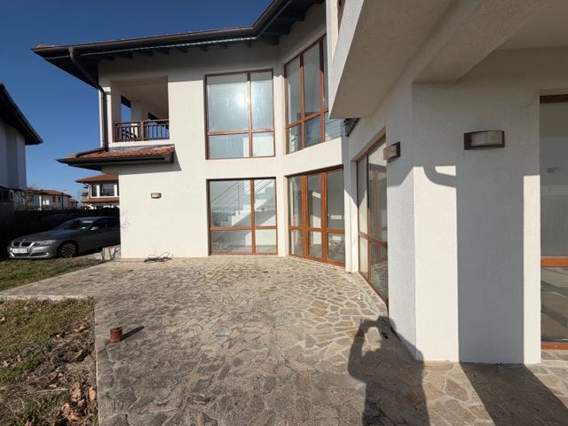 Луксозна двуетажна къща с гледка към морето в Ахелой