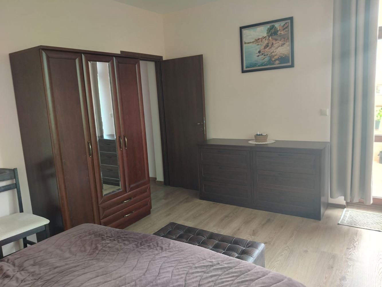 Просторна триетажна еднофамилна къща в центъра на Равда – комфорт, престиж и пълна самостоятелност