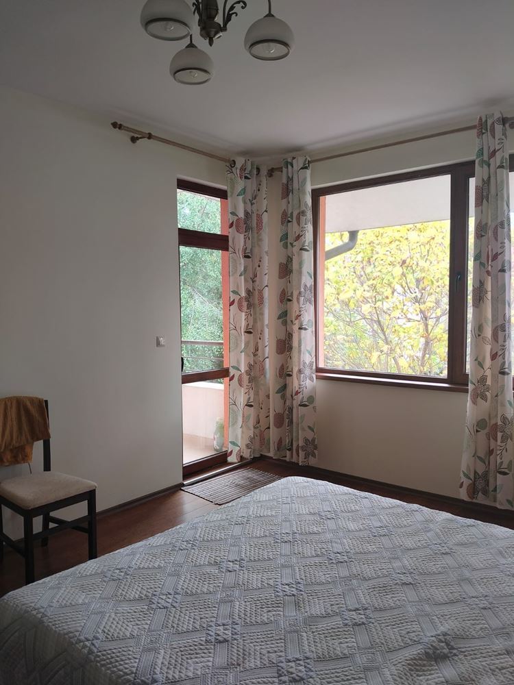 Просторна триетажна еднофамилна къща в центъра на Равда – комфорт, престиж и пълна самостоятелност