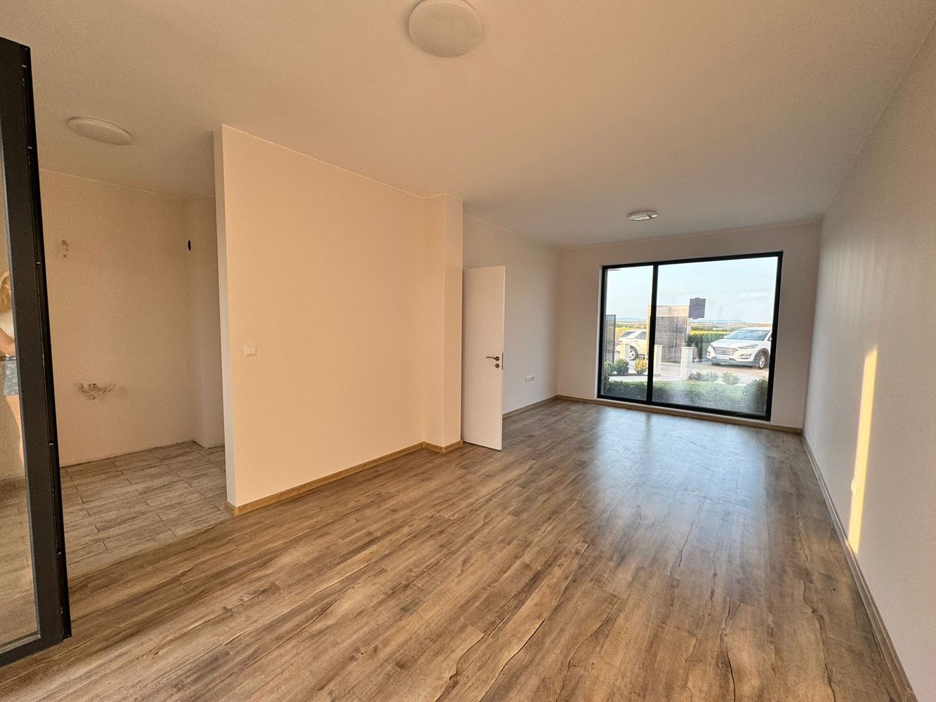 Модерна двуетажна къща с двор в луксозен комплекс между Поморие и Сарафово – стил, пространство и природа