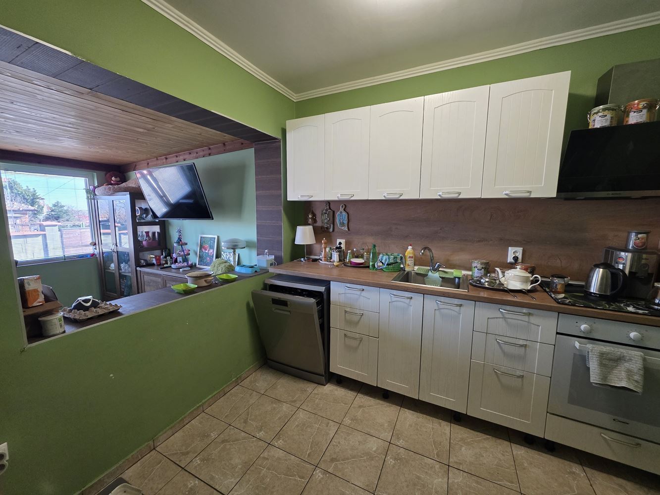 Прекрасна самостоятелна къща с двор в село Тънково – уют и спокойствие близо до Слънчев Бряг