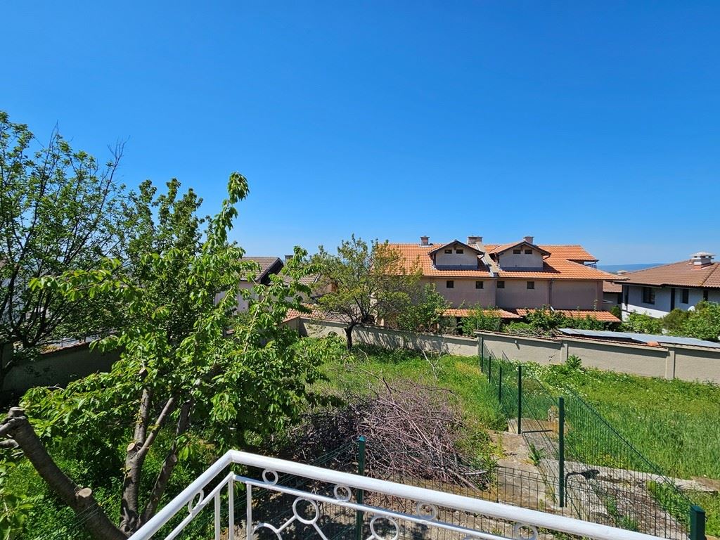 Просторна самостоятелна къща с панорамна гледка в Кошарица