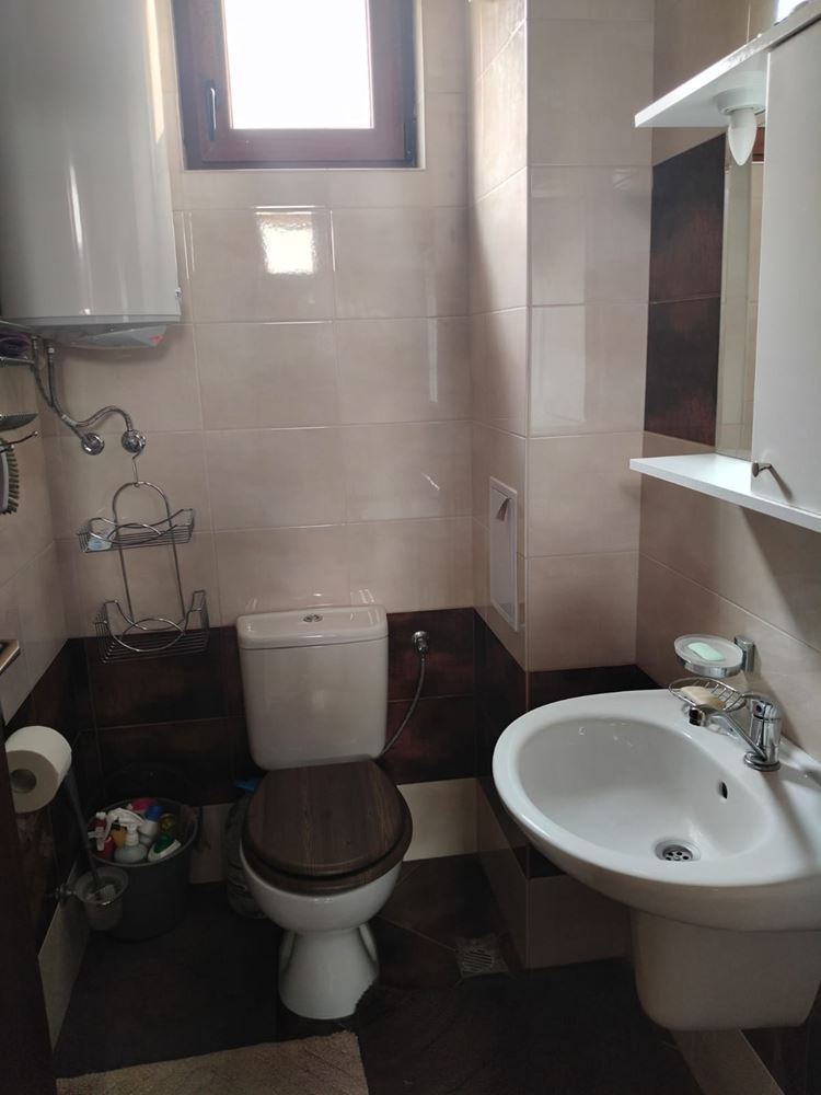 Просторна триетажна еднофамилна къща в центъра на Равда – комфорт, престиж и пълна самостоятелност