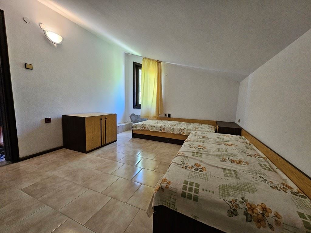 Просторна самостоятелна къща с панорамна гледка в Кошарица