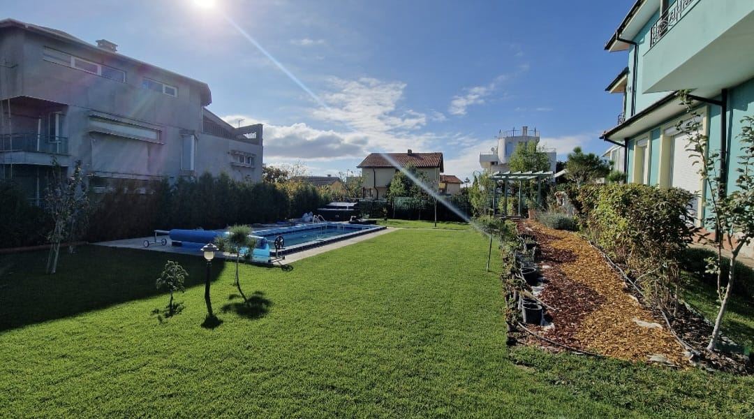 Модерна самостоятелна къща с морска панорама и отопляем басейн в Червенка, Черноморец