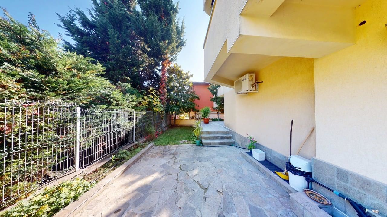 Панорамна четириетажна къща с 8 спални и морска гледка в к.к. Слънчев бряг – без такса поддръжка