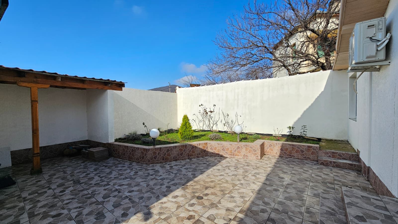 Изключителна едноетажна къща с просторен двор в спокойното село Кошарица