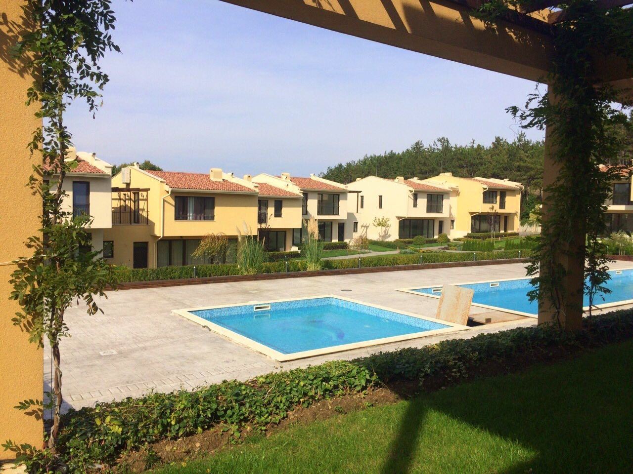 Къща на първа линия море в охраняем комплекс