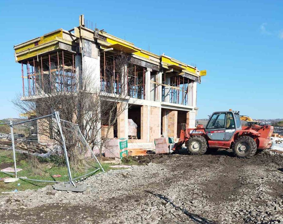 Модерна къща с пет стаи и 400 м² двор, без такса поддръжка във Ветрен, Бургас