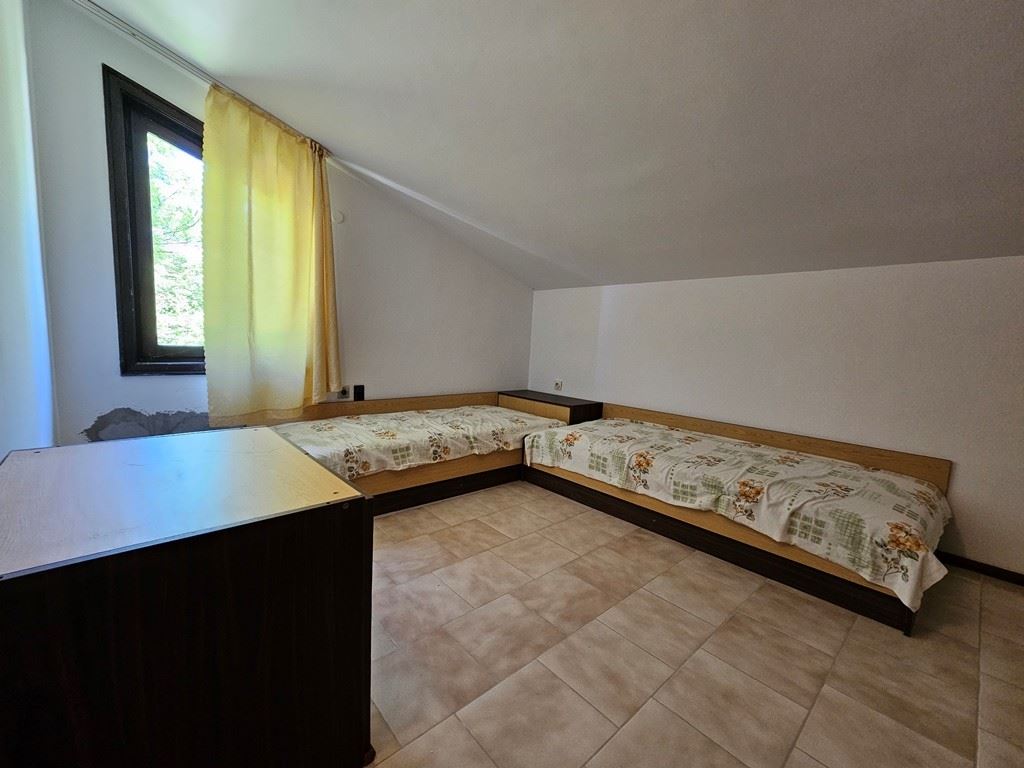 Просторна самостоятелна къща с панорамна гледка в Кошарица