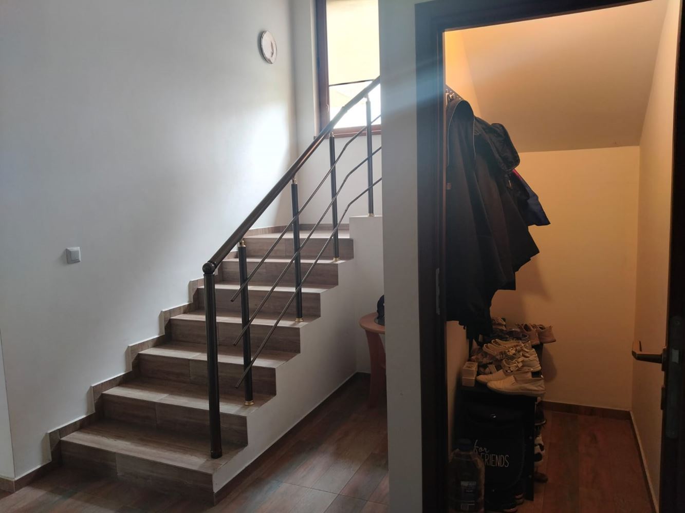 Просторна триетажна еднофамилна къща в центъра на Равда – комфорт, престиж и пълна самостоятелност