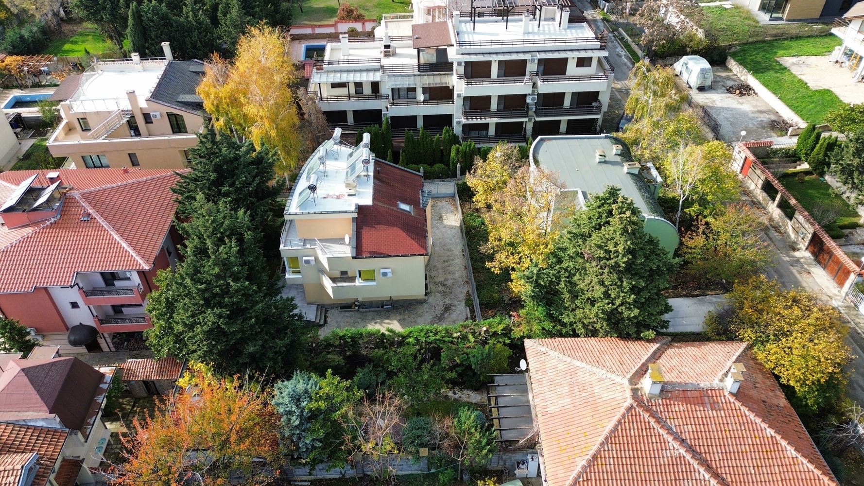 Панорамна четириетажна къща с 8 спални и морска гледка в к.к. Слънчев бряг – без такса поддръжка