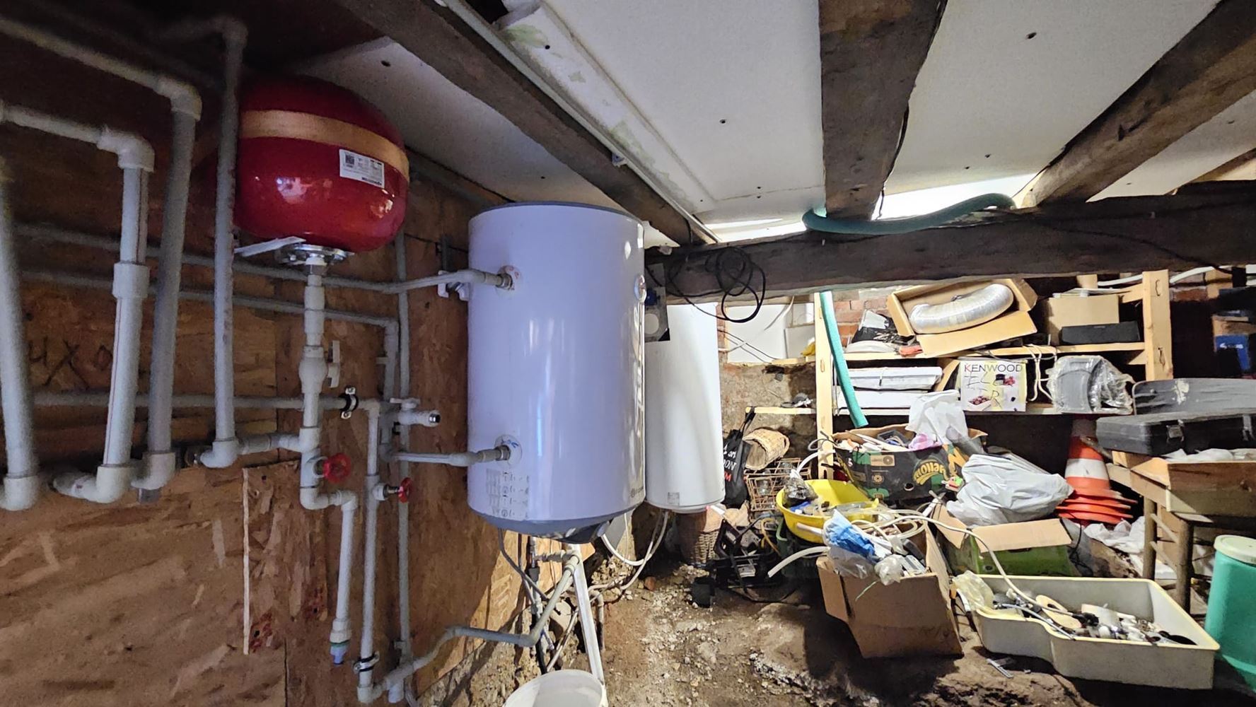 Отлична едноетажна къща с басейн и просторен двор в село Дюлево