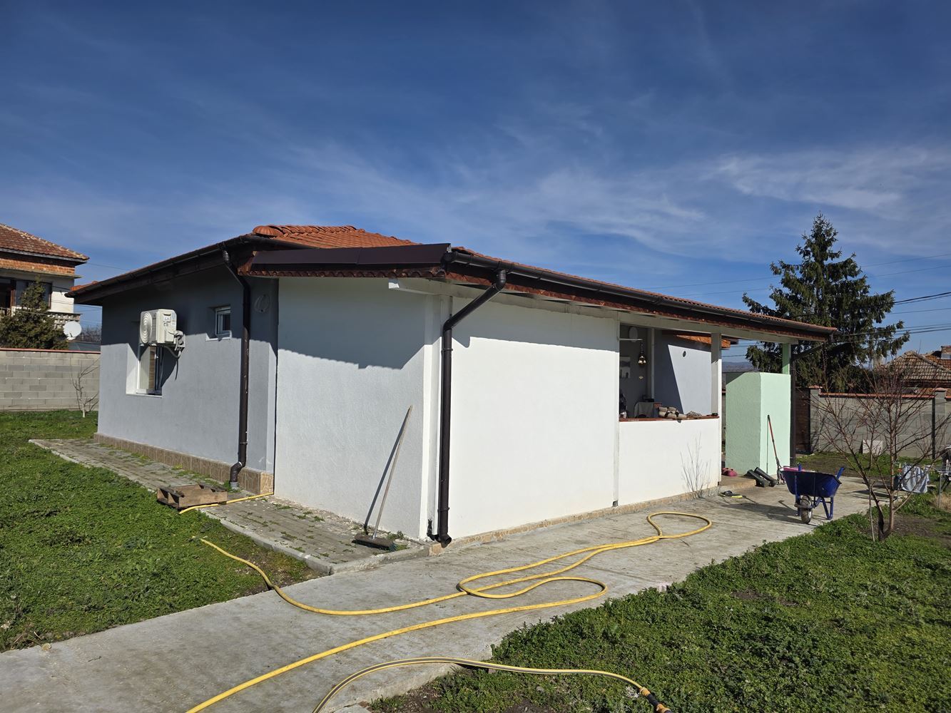 Прекрасна самостоятелна къща с двор в село Тънково – уют и спокойствие близо до Слънчев Бряг