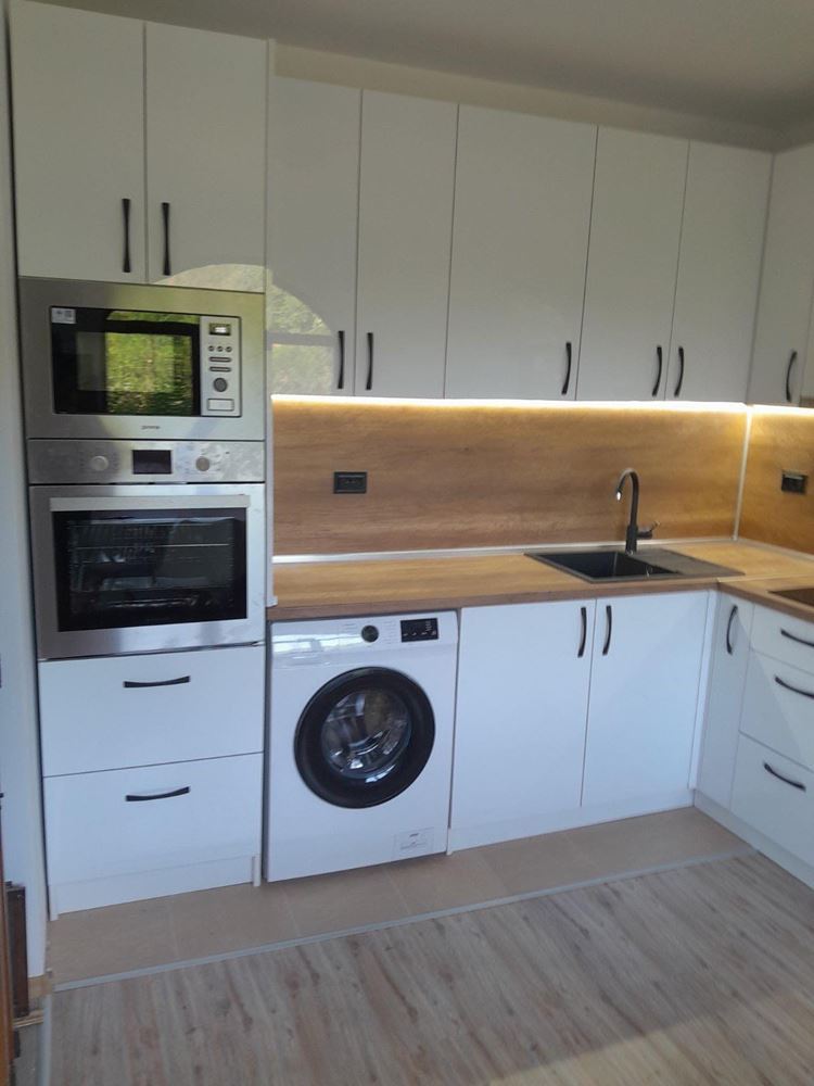 Двуетажна самостоятелна къща в с. Горица – напълно обновен дом с двор и прекрасна веранда