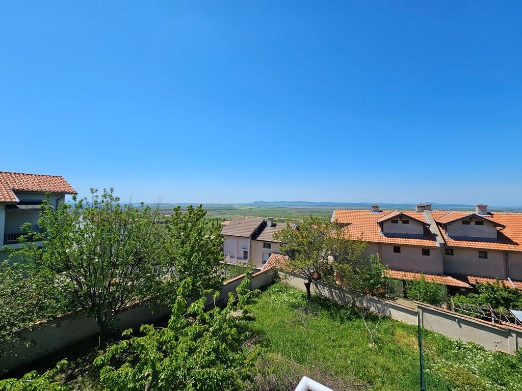 Просторна самостоятелна къща с панорамна гледка в Кошарица