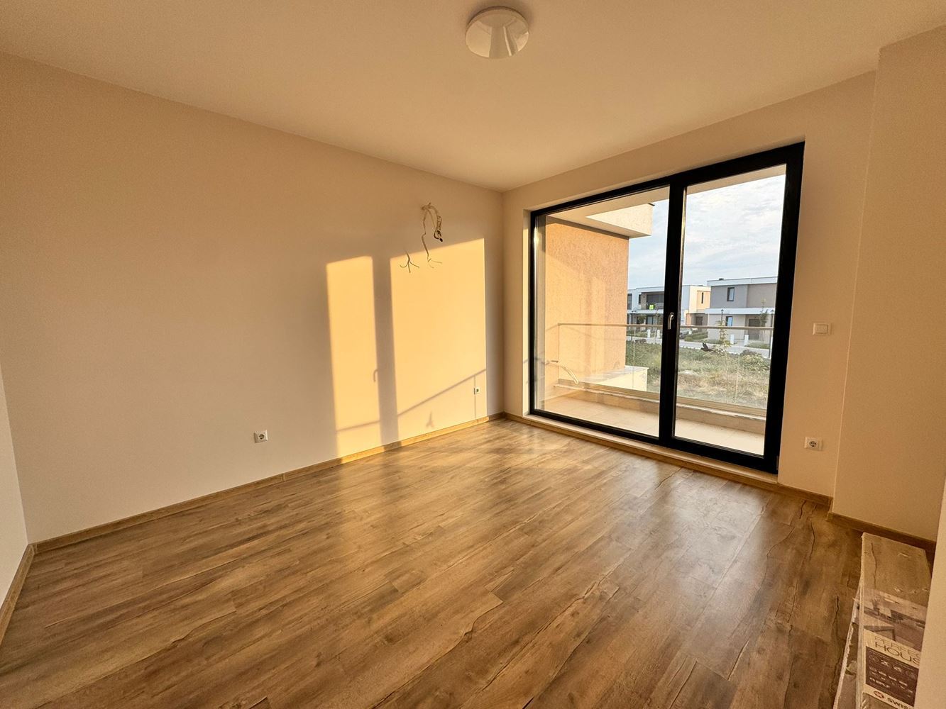 Модерна двуетажна къща с двор в луксозен комплекс между Поморие и Сарафово – стил, пространство и природа