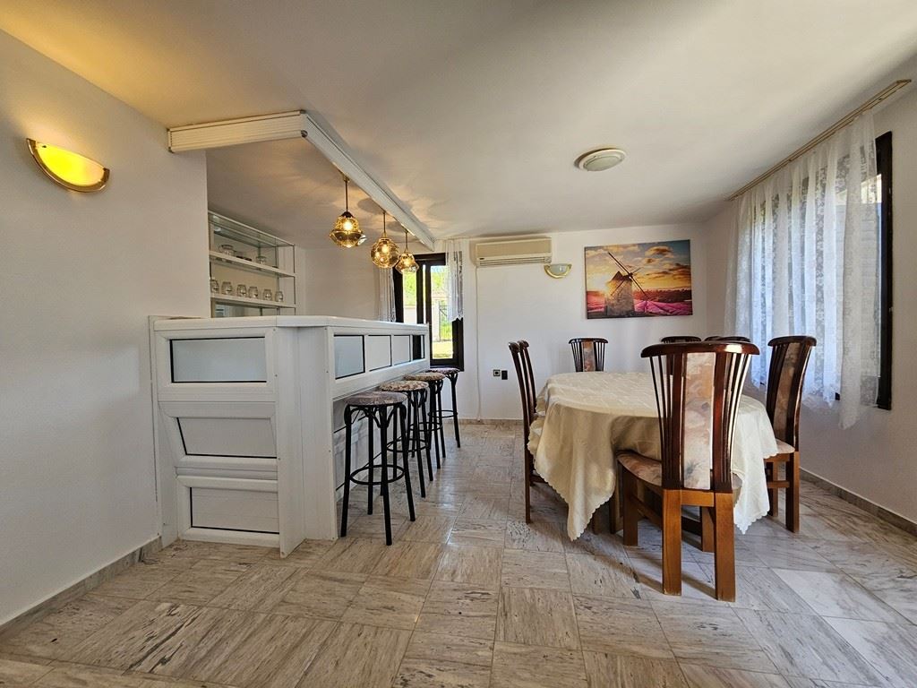 Просторна самостоятелна къща с панорамна гледка в Кошарица