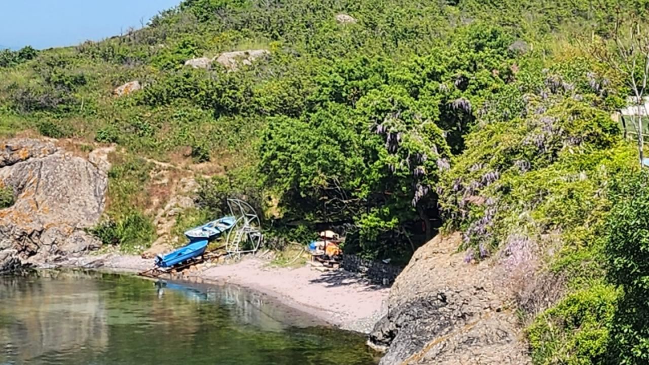 Прекрасна триетажна къща на първа линия море в Созопол с панорамни гледки към Райския залив