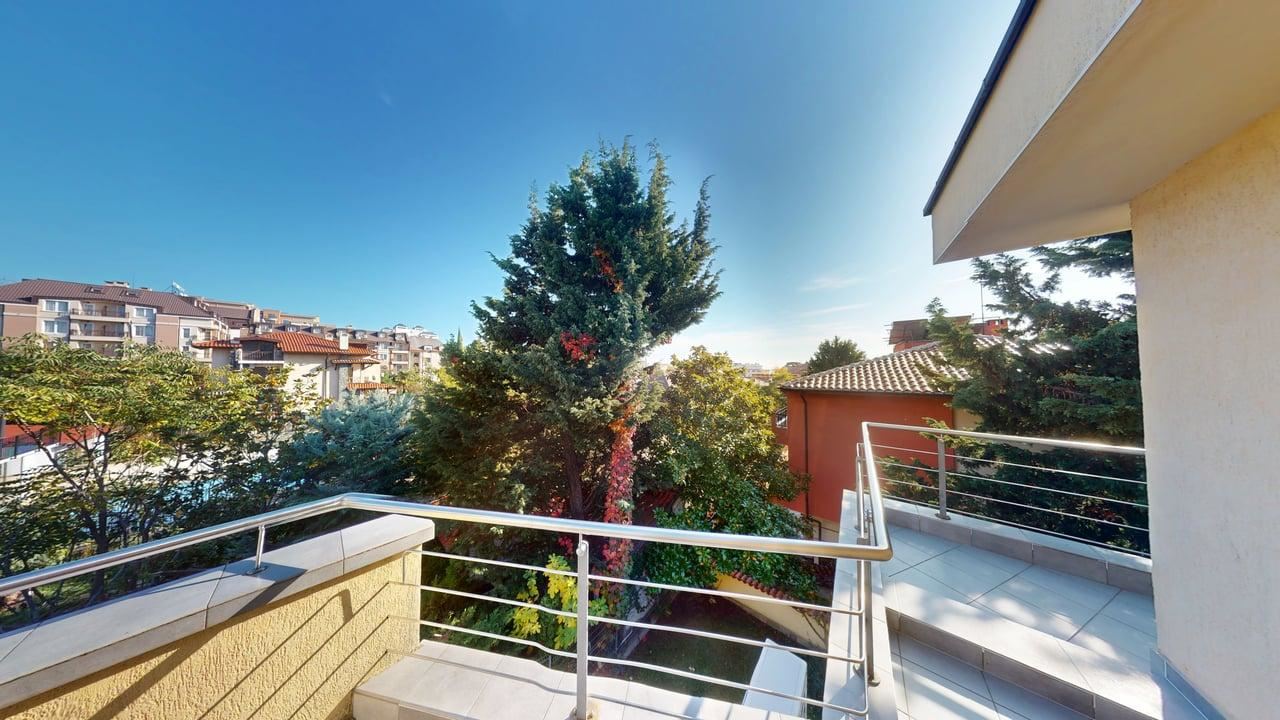 Панорамна четириетажна къща с 8 спални и морска гледка в к.к. Слънчев бряг – без такса поддръжка