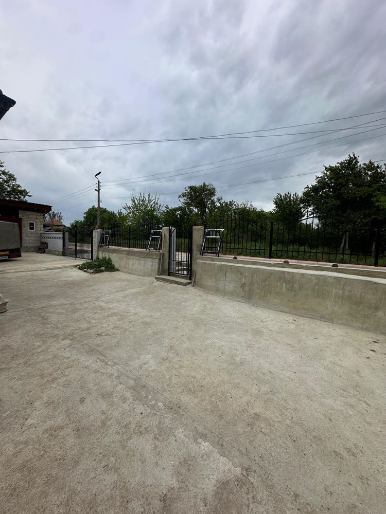 Напълно обновена къща с огромен двор и перфектни условия за целогодишно живеене