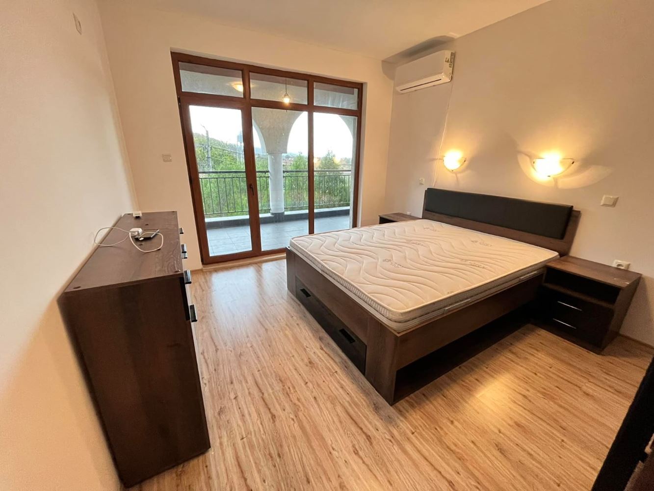 Двуетажна самостоятелна къща в с. Горица – напълно обновен дом с двор и прекрасна веранда