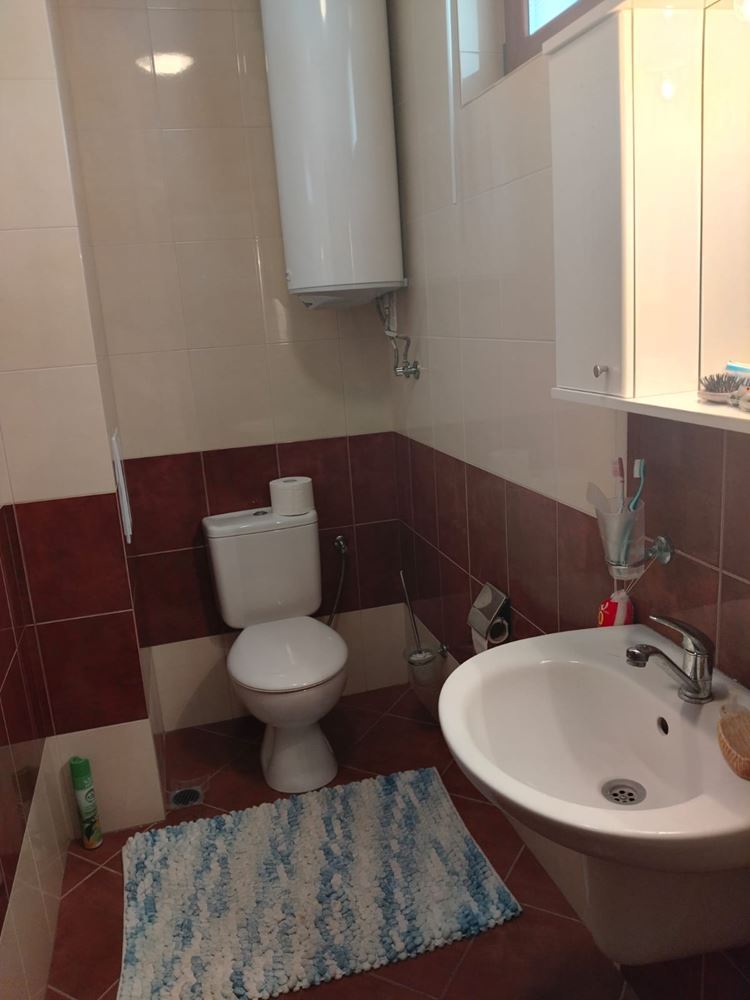 Просторна триетажна еднофамилна къща в центъра на Равда – комфорт, престиж и пълна самостоятелност