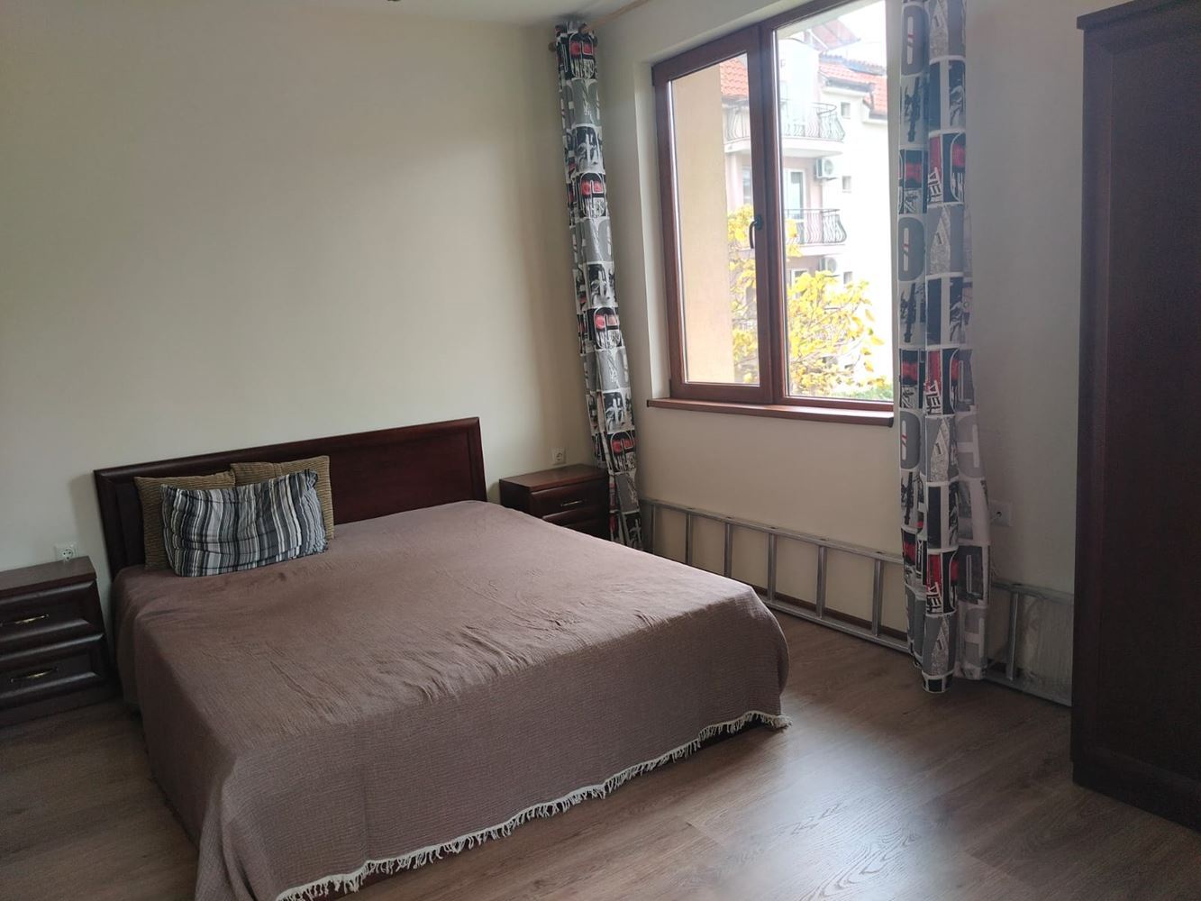 Просторна триетажна еднофамилна къща в центъра на Равда – комфорт, престиж и пълна самостоятелност