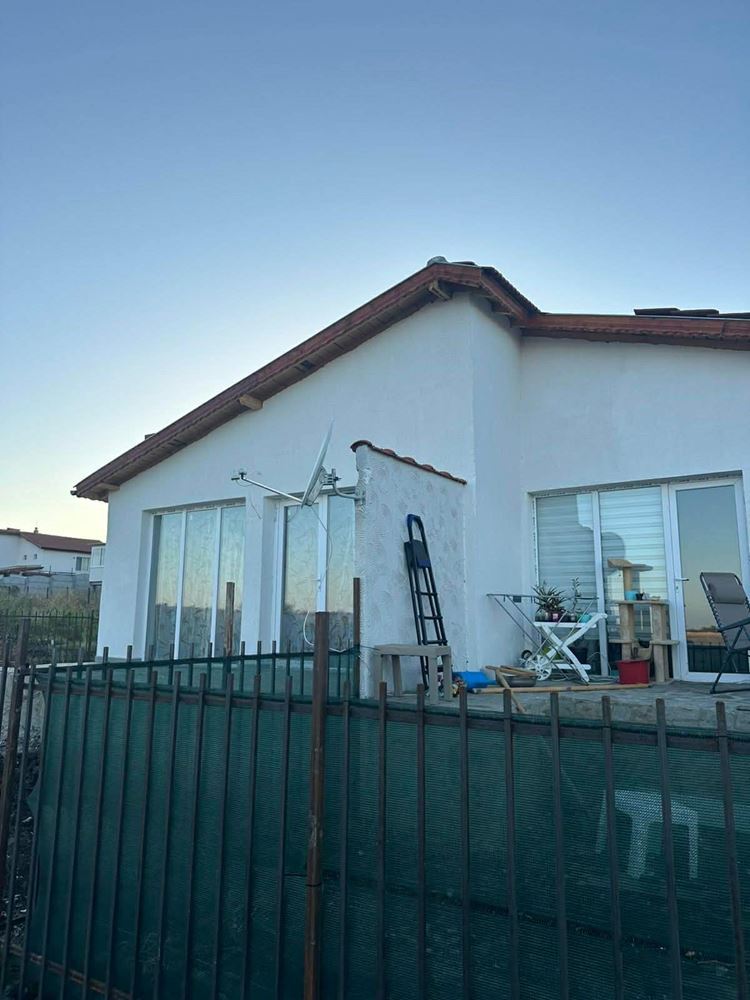 Нова едноетажна къща с двор в гр. Каблешково – без такса поддръжка