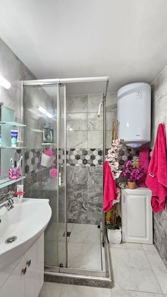 Изключителна едноетажна къща с просторен двор в спокойното село Кошарица