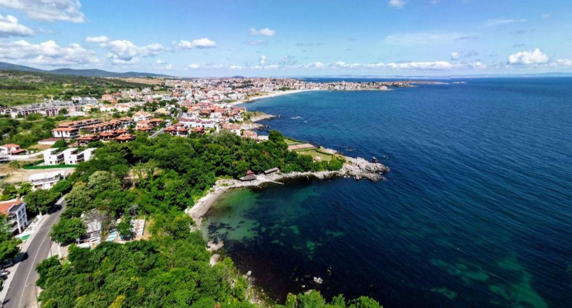 Самостоятелна триетажна къща в бутиков комплекс от луксозни къщи с морска панорама в Буджака – Созопол