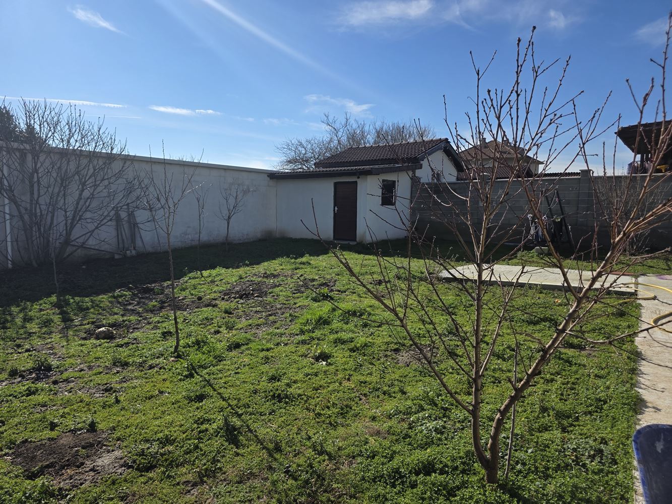 Прекрасна самостоятелна къща с двор в село Тънково – уют и спокойствие близо до Слънчев Бряг