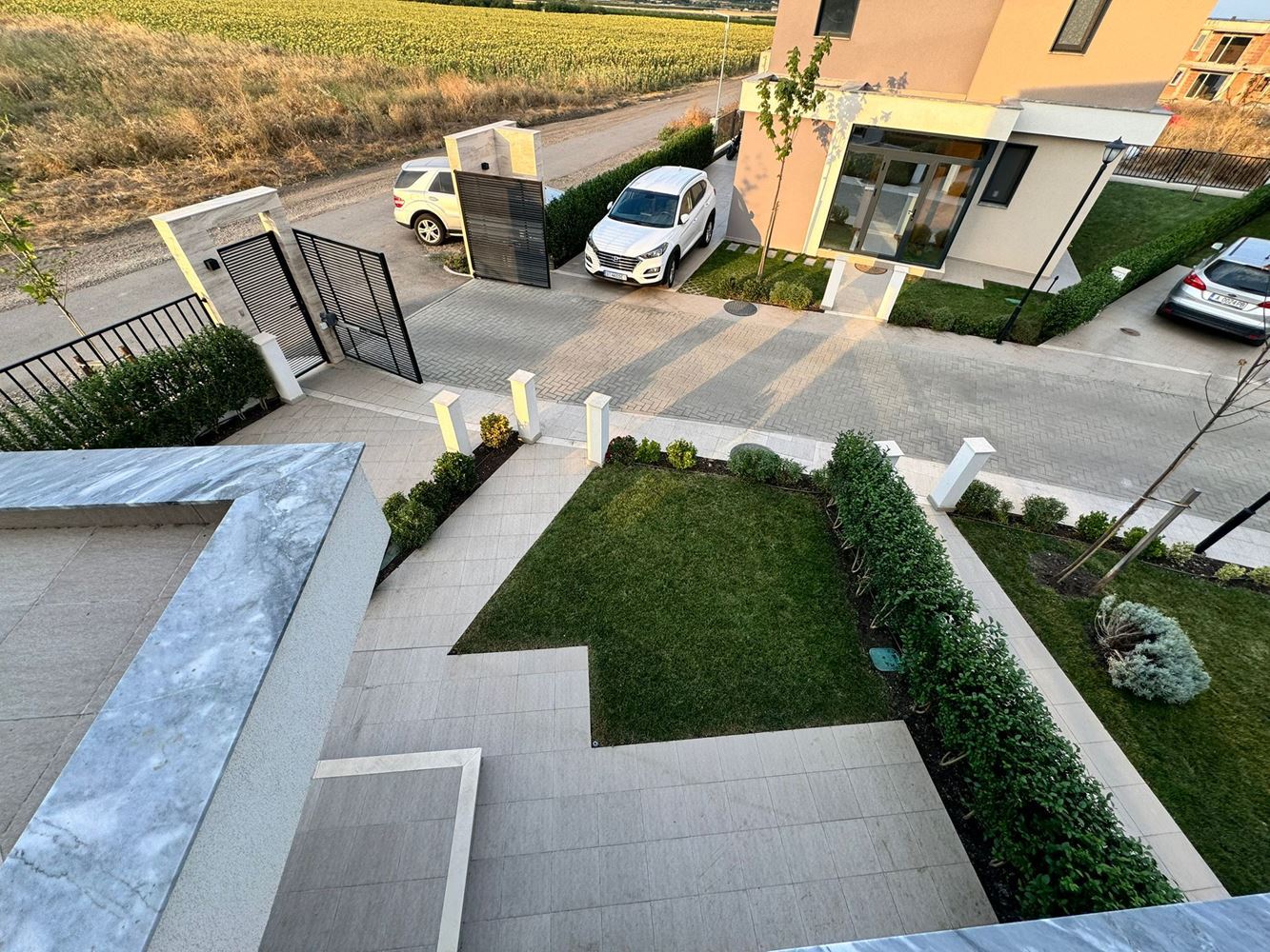 Модерна двуетажна къща с двор в луксозен комплекс между Поморие и Сарафово – стил, пространство и природа