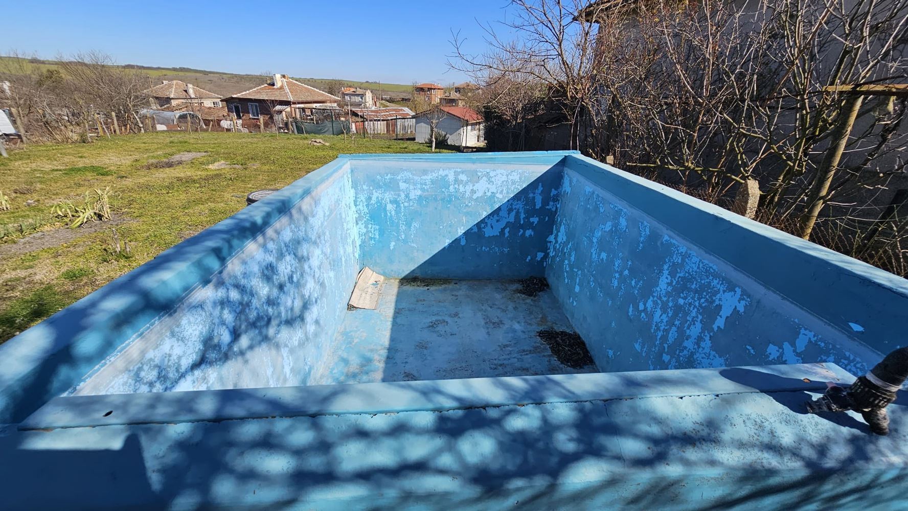 Отлична едноетажна къща с басейн и просторен двор в село Дюлево