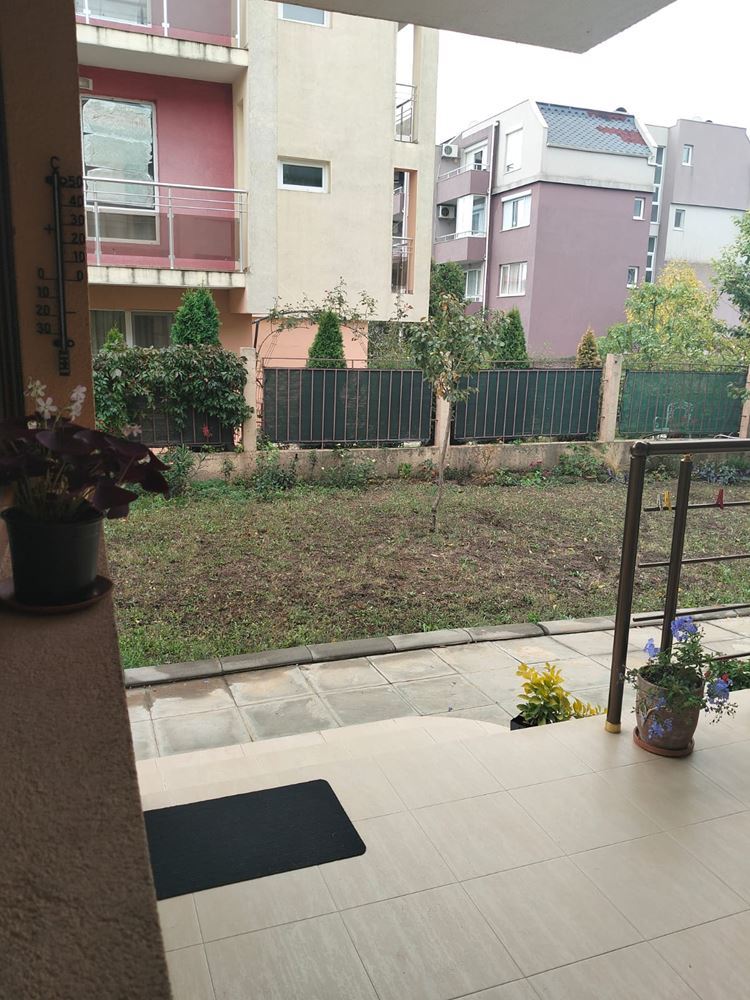 Просторна триетажна еднофамилна къща в центъра на Равда – комфорт, престиж и пълна самостоятелност