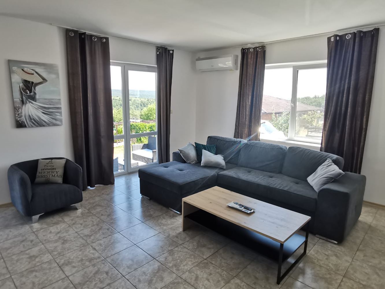 Просторна едноетажна къща с панорамни гледки в екокомплекс на Стара планина