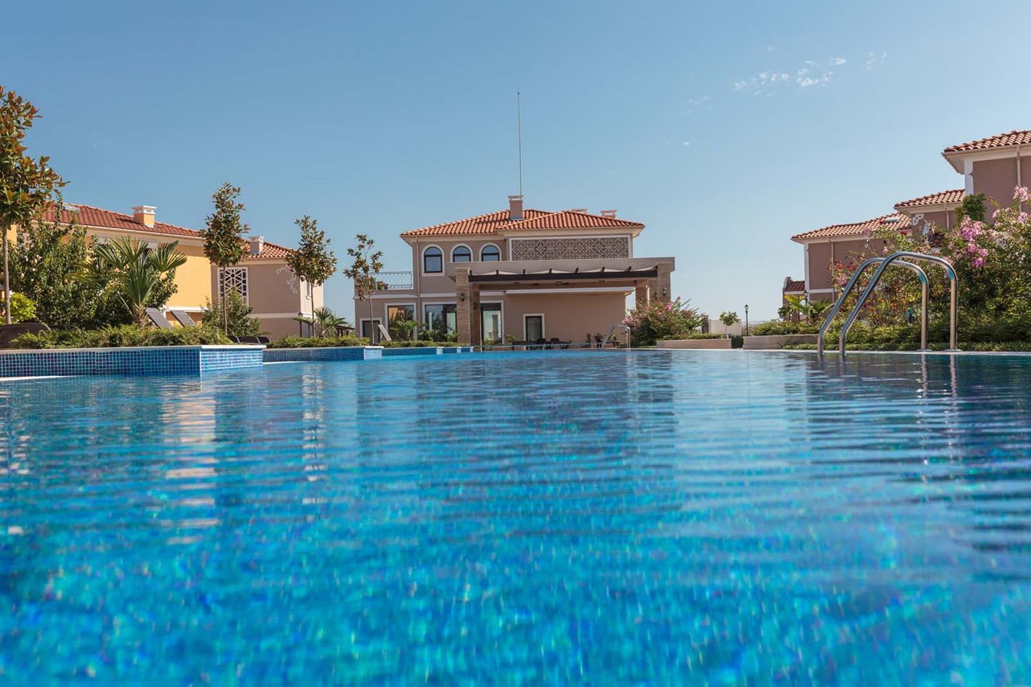 Двуетажна къща с две спални и паркомясто в модерен затворен комплекс с дългосрочен инвестиционен потенциал