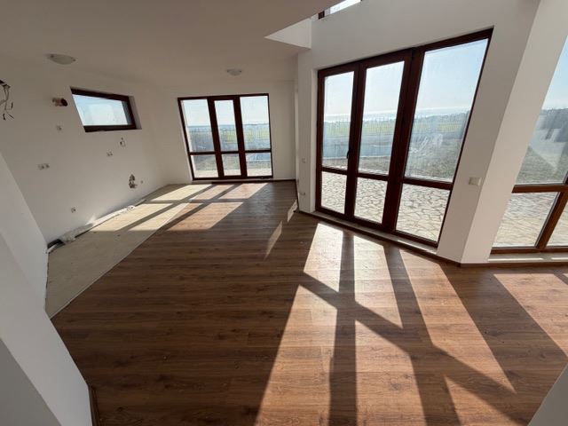 Луксозна двуетажна къща с гледка към морето в Ахелой