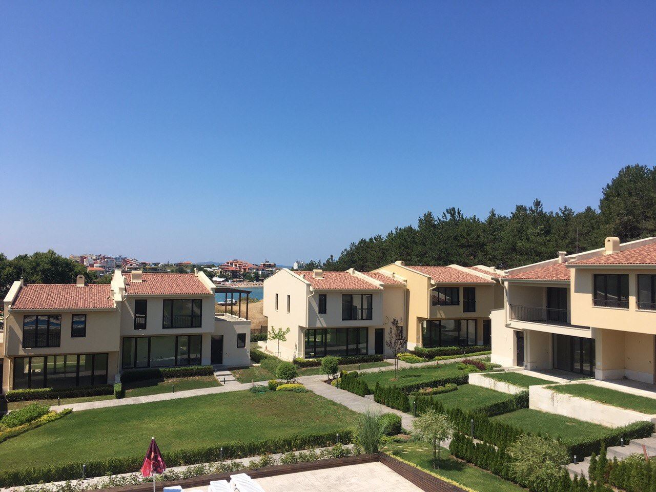 Къща на първа линия море в охраняем комплекс