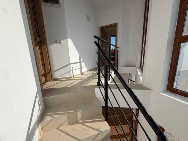 Луксозна двуетажна къща с гледка към морето в Ахелой