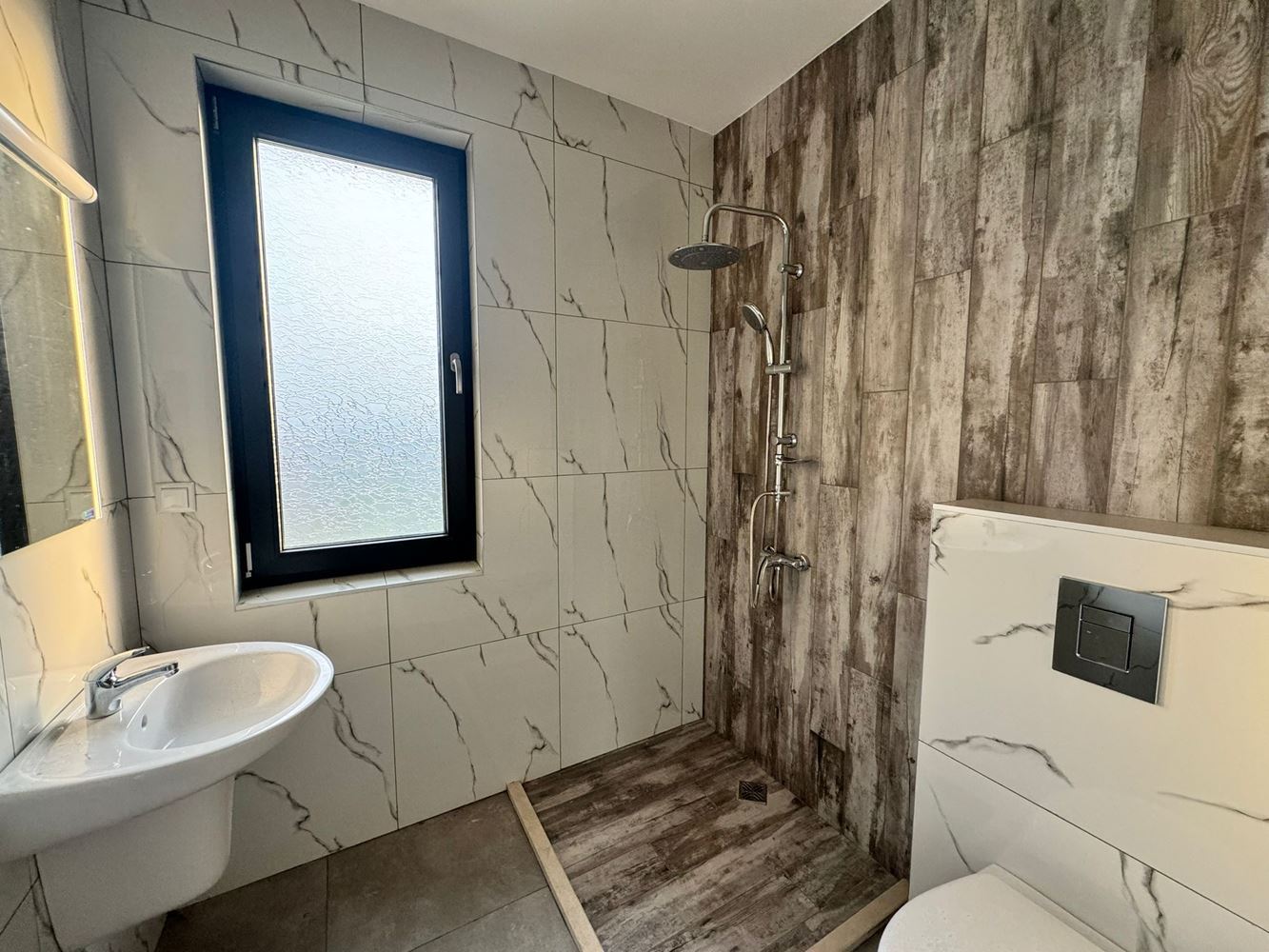 Модерна двуетажна къща с двор в луксозен комплекс между Поморие и Сарафово – стил, пространство и природа