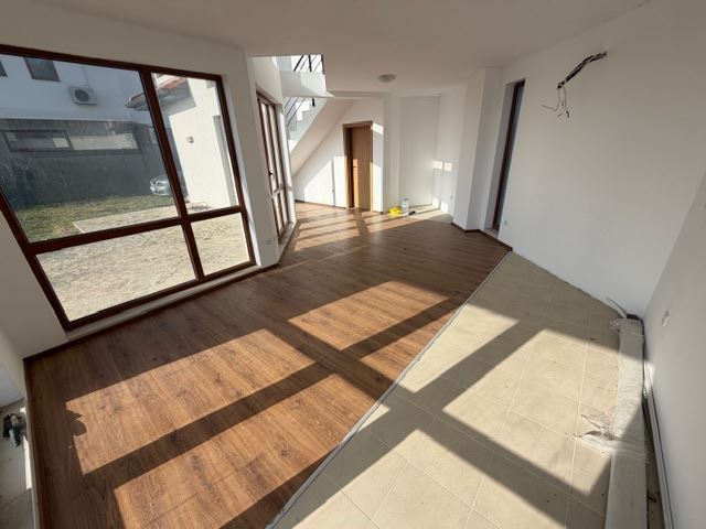 Луксозна двуетажна къща с гледка към морето в Ахелой