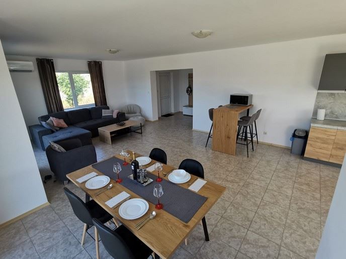 Просторна едноетажна къща с панорамни гледки в екокомплекс на Стара планина