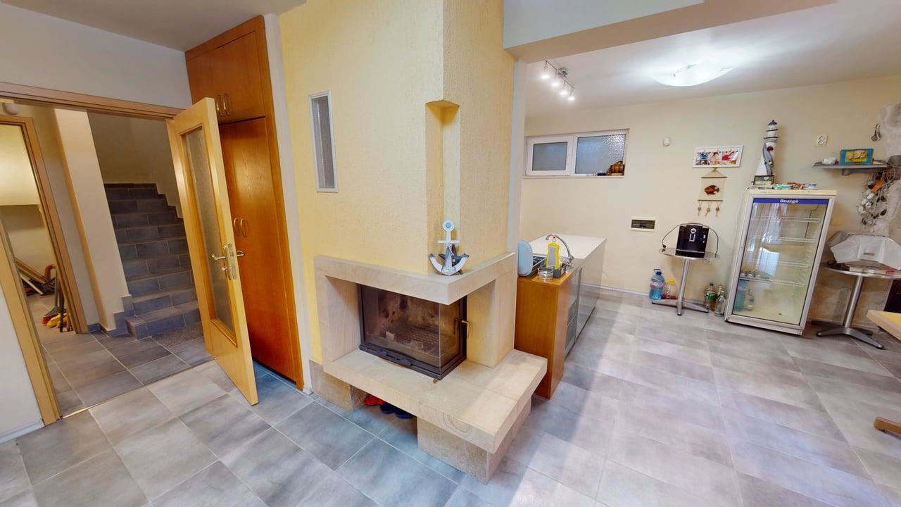 Панорамна четириетажна къща с 8 спални и морска гледка в к.к. Слънчев бряг – без такса поддръжка